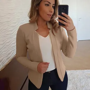 Mujer con americana caqui de manga larga sin cierre con top blanco y pantalón slim