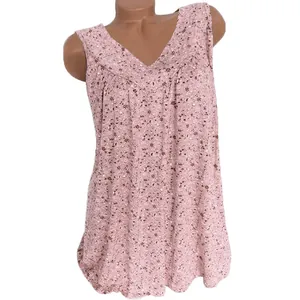 Vooraanzicht van een roze bloemen mouwloze top met V-hals voor dames op een mannequin