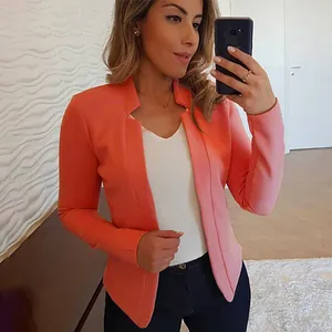 Elegante blazer abierto de manga larga color coral para un estilo de oficina.