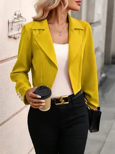 Détail du blazer court jaune montrant le revers et les boutons décoratifs aux manches.