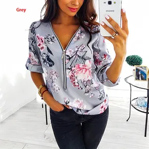 Detailansicht einer floralen V-Ausschnitt-Bluse mit Reißverschluss in Grau