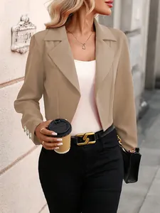 Détail d'un blazer court kaki pour femme avec revers et boutons décoratifs aux manches