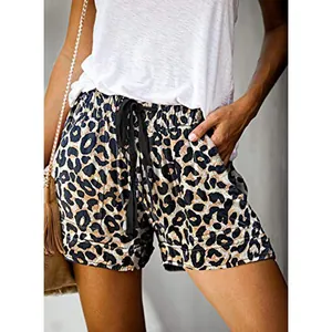 Dettaglio ravvicinato di pantaloncini leopardati a vita alta con coulisse e tasche