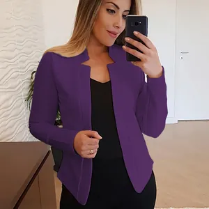 Chaqueta blazer morada entallada para mujer con frente abierto en un selfie