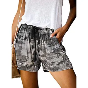 Dettaglio dei pantaloncini mimetici da donna a vita alta con coulisse e tasche laterali.