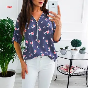 Lässige blaue Bluse mit Blumenmuster, Reißverschluss-V-Ausschnitt und halblangen Ärmeln
