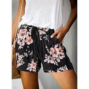 Dettaglio di pantaloncini casual da donna a fiori con vita alta e cordino.