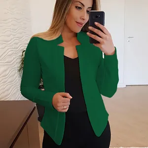 Detalle de un elegante blazer verde oscuro para mujer con frente abierto y manga larga
