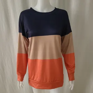 Women's color-block patchwork sweatshirt with round neck and long sleeves in loose fit.