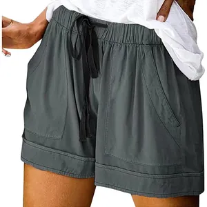 Dettaglio dei pantaloncini casual grigi a vita alta con coulisse e grandi tasche