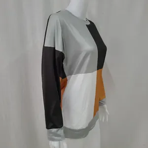 Vista lateral de sudadera para mujer con bloques de color en gris negro y naranja