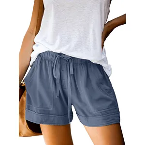 Dettaglio di pantaloncini casual blu con coulisse, tasche anteriori e orlo ripiegato.