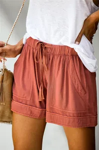 Primo piano di pantaloncini da donna a vita alta color terracotta con coulisse