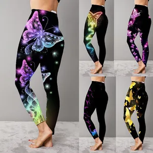 Dettaglio che mostra vari colori di leggings a vita alta con stampe a farfalla vivaci