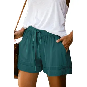 Pantaloncini casual a vita alta con coulisse verde acqua dotati di ampie tasche laterali.