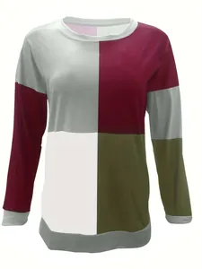 Vista detallada de una sudadera de manga larga con cuello redondo y bloques de color