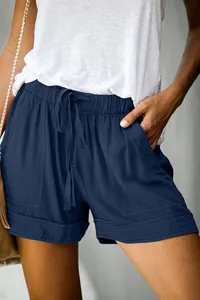 Vista dettagliata dei pantaloncini casual blu navy a vita alta con coulisse e tasche.