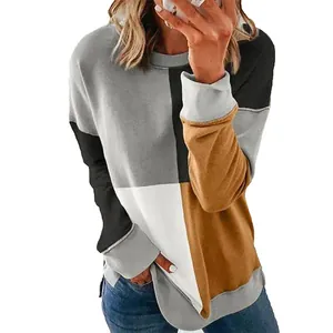 Primer plano de una sudadera informal de mujer con bloques de colores y cuello redondo.
