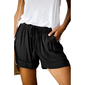 Primo piano di pantaloncini casual neri a vita alta da donna con coulisse e tasche laterali.