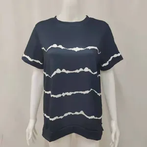 Lockeres marineblaues T-Shirt mit weißen horizontalen Batik-Streifen im Detail