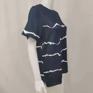 Seitenprofildetail des lockeren dunkelblauen T-Shirts mit weißen Batik-Streifenmuster