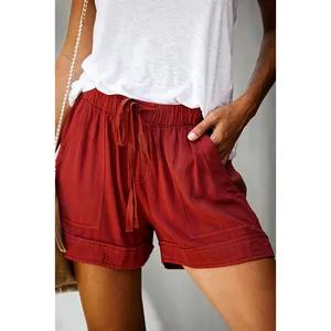 Dettaglio pantaloncini casual da donna a vita alta con coulisse e tasche in rosso ruggine