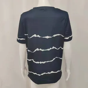 Rückansicht eines marineblauen Kurzarm-T-Shirts mit weißem Wellenstreifenmuster