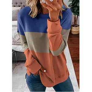 Detalle de la sudadera para mujer con paneles de bloques de color azul, gris y naranja