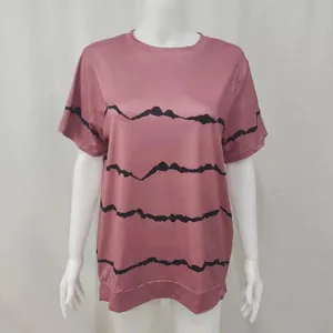 Detail eines rosa locker sitzenden Kurzarm-T-Shirts mit schwarzen Wellenstreifen