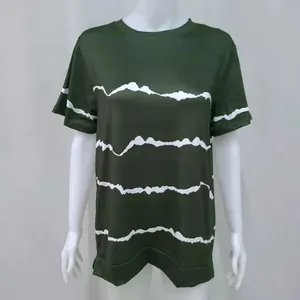 Dunkelgrünes lockeres T-Shirt mit weißen gewellten Streifen auf einer Schaufensterpuppe