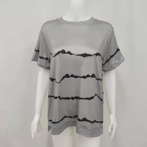 Detailansicht eines grauen, locker sitzenden T-Shirts mit schwarzen Streifen