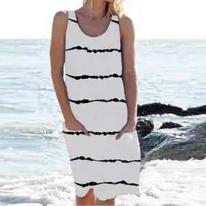 Vestido blanco sin mangas a rayas negras con bolsillos laterales en la playa