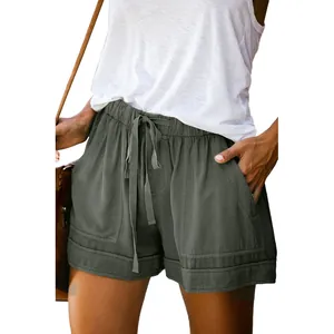 Dettaglio di pantaloncini casual da donna verde oliva a vita alta