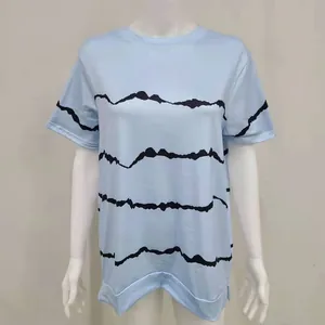 Detailansicht eines hellblauen locker sitzenden Kurzarm-T-Shirts mit schwarzen Streifen.