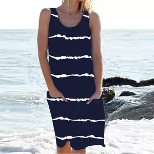 Detalle de vestido de verano sin mangas a rayas azul marino con bolsillos en la playa