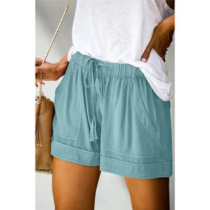 Vista dettagliata dei pantaloncini casual azzurri a vita alta con coulisse e tasche