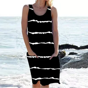 Detalle de vestido de verano casual a rayas blancas y negras con bolsillos laterales