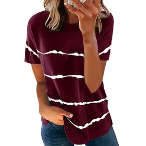 Detailansicht des bordeauxroten locker sitzenden Kurzarm-T-Shirts mit Batikstreifen
