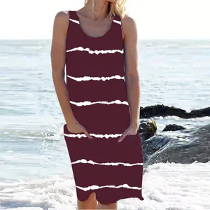 Detalle de vestido playero sin mangas color burdeos con rayas blancas y bolsillos laterales.