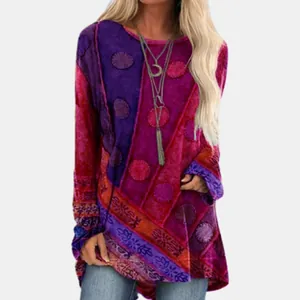 T-shirt a maniche lunghe stile boho, stampa etnica vintage e vestibilità ampia.
