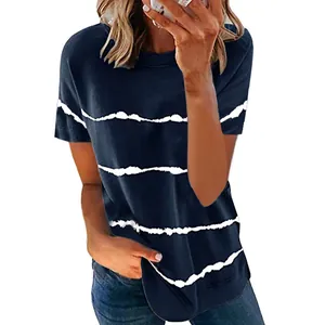 Detailansicht des Batik-Streifenmusters auf diesem dunkelblauen Freizeit-T-Shirt.