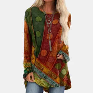 Vista dei dettagli della tunica vintage etnica da donna con stampa patchwork e pois