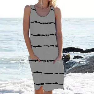 Vista detallada de vestido de verano gris sin mangas con rayas negras y bolsillos