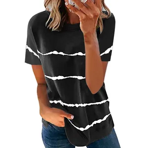 Detailansicht eines lockeren schwarzen Damen-T-Shirts mit weißen Batik-Streifen