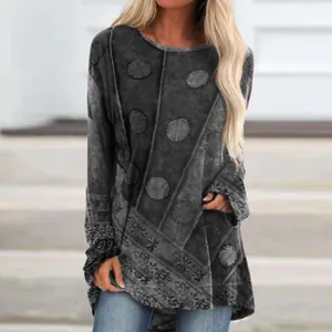 Dettaglio della maglietta a maniche lunghe da donna in stile etnico vintage grigio