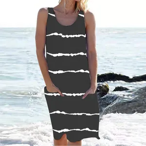 Vista detallada de un vestido de verano sin mangas a rayas casual con bolsillos laterales