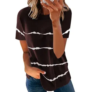 Detailansicht eines lockeren dunkelbraunen Damen-T-Shirts mit weißen Batikstreifen