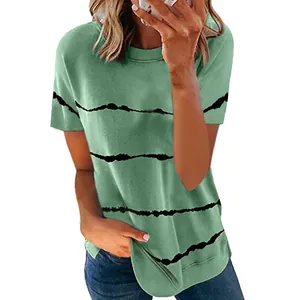 Lockeres Damen T-Shirt in Salbeigrün mit schwarzen Batikstreifen, lässiger Sommer-Look für Frauen.