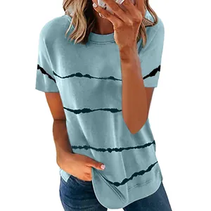 Lässiges hellblaues Kurzarm-T-Shirt mit stylischen schwarzen Batik-Horizontalstreifen
