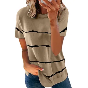 Detailansicht eines khakifarbenen Kurzarm-T-Shirts mit schwarzen Batikstreifen für Damen